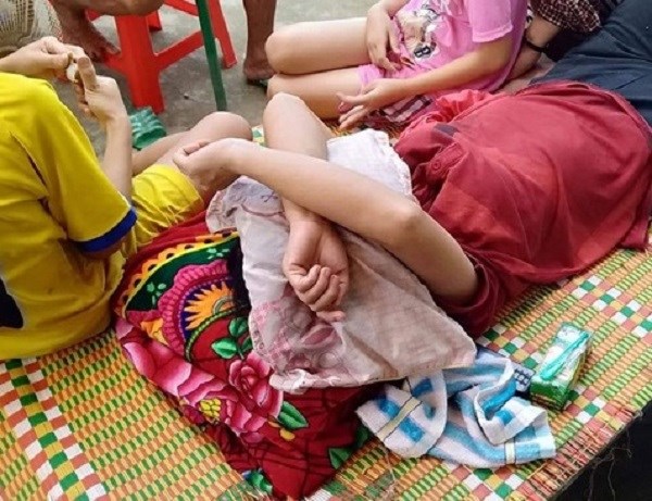 Người giúp việc trải chiếu nằm cửa nhà, nguyên phó trưởng công an huyện ở Nghệ An hứa trả lại tiền - ảnh 2