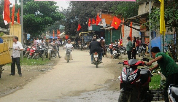 Mừng bản quê cách mạng nay đã đổi thay - ảnh 1