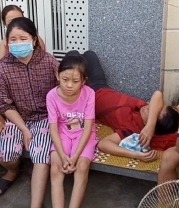 Người giúp việc trải chiếu nằm cửa nhà, nguyên phó trưởng công an huyện ở Nghệ An hứa trả lại tiền - ảnh 1