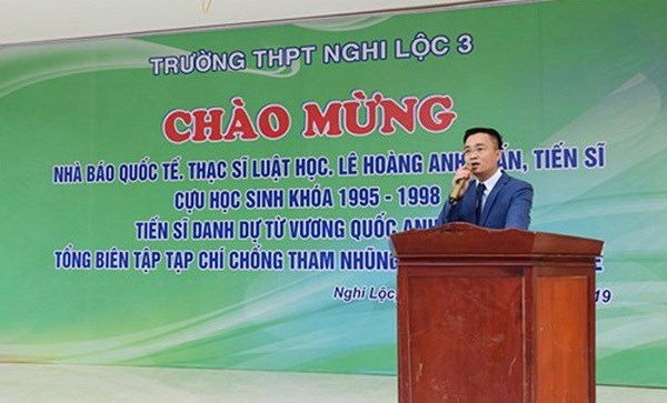 Nghệ An: Yêu cầu làm rõ trường học cho treo biển chào mừng người xưng danh “nhà báo quốc tế” - ảnh 1