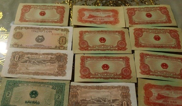 Dọn nhà, phát hiện xấp tiền đã phát hành thế kỷ trước - ảnh 1