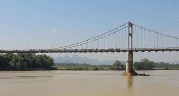 Tìm thấy thi thể nữ sinh nhảy sông tự tử - ảnh 1