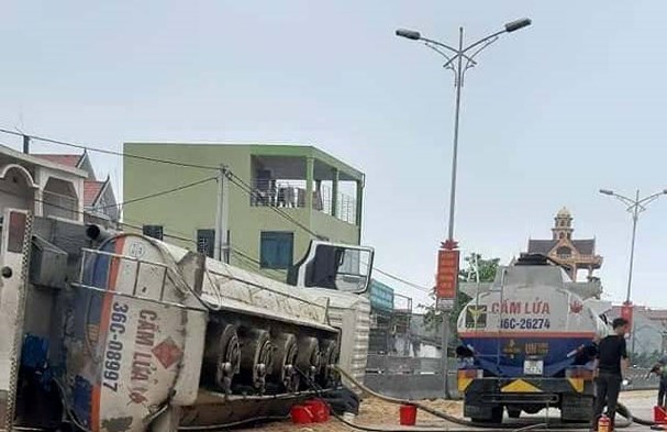 Nghệ An: Lật xe bồn chở xăng tràn quốc lộ 1A, giao thông ách tắc hàng giờ - ảnh 1