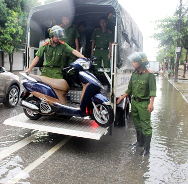 Nghệ An: Mưa lớn kéo dài, TP Vinh chìm trong biển nước - ảnh 5