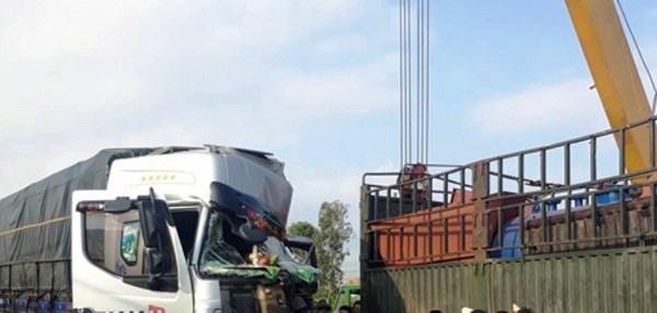 Tai nạn giao thông va chạm liên hoàn 5 xe ô tô tại Quốc lộ 1A - ảnh 1