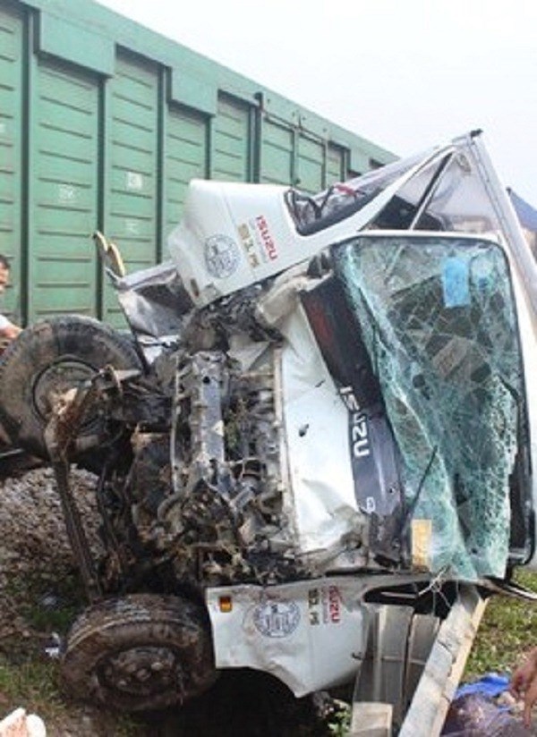 Nghệ An: Tàu hỏa đâm văng xe tải, bốn toa tàu bị lật - ảnh 1