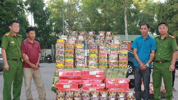 Nghệ An: Bắt hai đối tượng vận chuyển gần 4 tạ pháo - ảnh 1