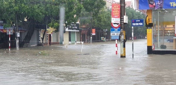 Nghệ An: Mưa lớn kéo dài, TP Vinh chìm trong biển nước - ảnh 3