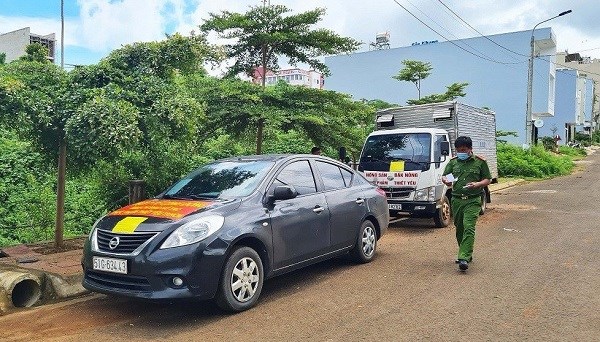 Gia Lai: Phạt 7,5 triệu đồng lái xe “luồng xanh” tự ý dừng không đúng quy định - ảnh 1
