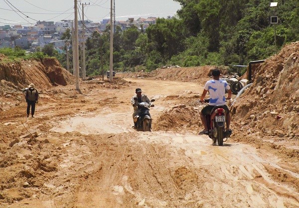 Dân khổ vì thi công đường về bán đảo Phương Mai - ảnh 1