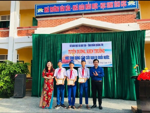 Tặng Huy hiệu “Tuổi trẻ dũng cảm” cho 3 học sinh cứu người đuối nước - ảnh 1
