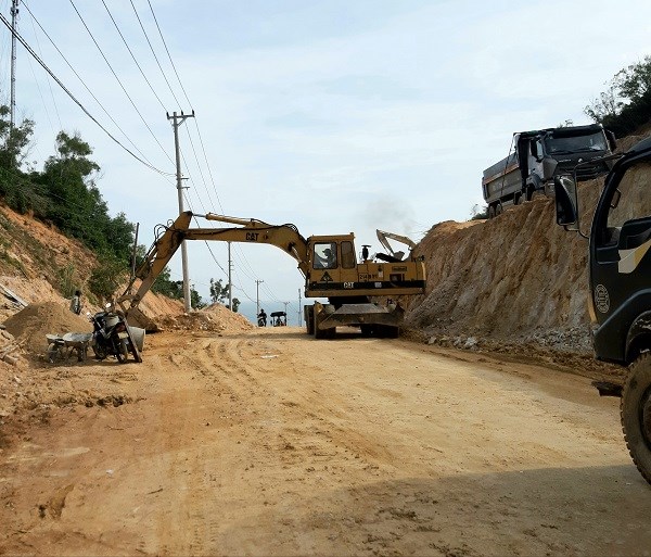 Dân khổ vì thi công đường về bán đảo Phương Mai - ảnh 2