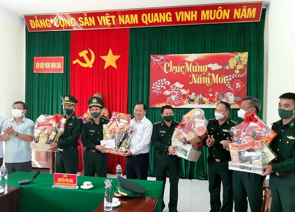 Bình Định: Thăm, chúc Tết cán bộ, chiến sĩ và nhân dân xã đảo Nhơn Châu - ảnh 2