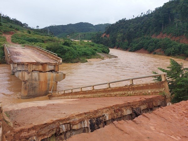 Kon Tum: 2 người tử vong do bị nước cuốn trôi, nhiều tuyến tỉnh lộ bị sạt lở - ảnh 1