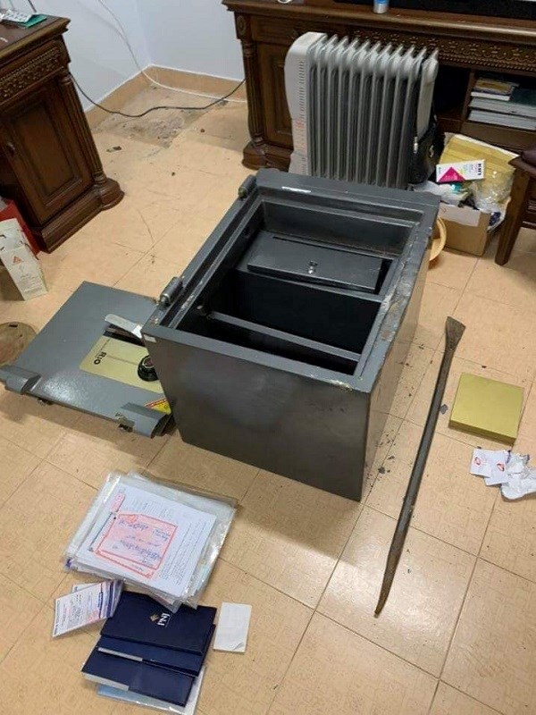 Chủ nhà đi vắng, đạo chích phá két, cuỗm sạch hơn 1 tỉ đồng - ảnh 2