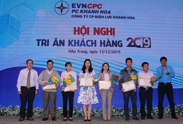 PC Khánh Hòa: Tri ân 50 khách hàng sử dụng tiết kiệm điện - ảnh 2