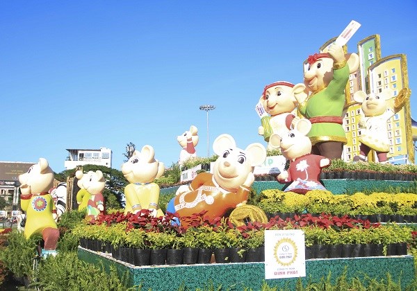 Bình Định: Khánh thành linh vật "Gia đình nhà chuột đi hội Bài chòi" - ảnh 1