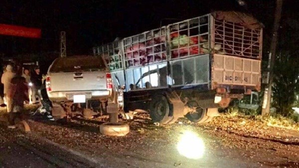 Ô tô bán tải và xe tải tông trực diện, 6 người thương vong - ảnh 1