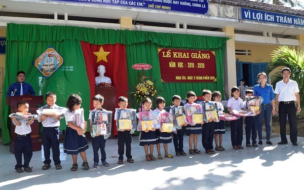 Tổng công ty Khánh Việt:  Tặng 772 phần quà "Giúp trẻ đến trường" - ảnh 2