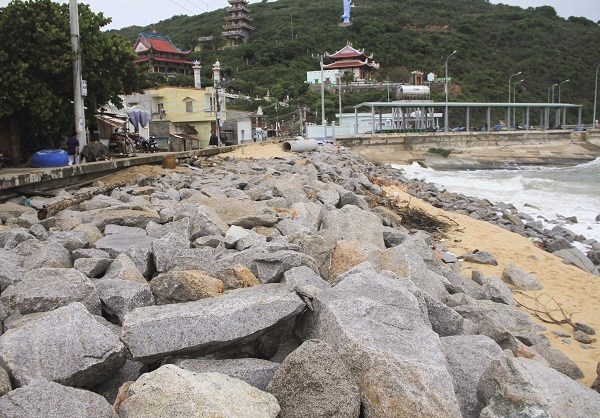 Chủ động ứng phó với bão số 6: Bình Định di dời 1.300 hộ dân đến nơi tránh trú an toàn - ảnh 1