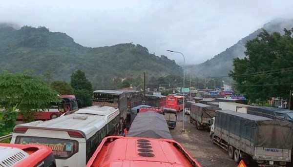 Lâm Đồng: Hàng ngàn khối đất đổ xuống, đèo Bảo Lộc lại tê liệt - ảnh 1