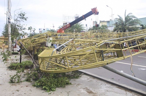 Quy Nhơn tan hoang sau bão số 5 - ảnh 8
