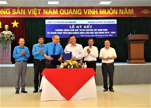 PC Khánh Hòa: Tiếp tục mở rộng kênh thanh toán tiền điện không dùng tiền mặt - ảnh 1