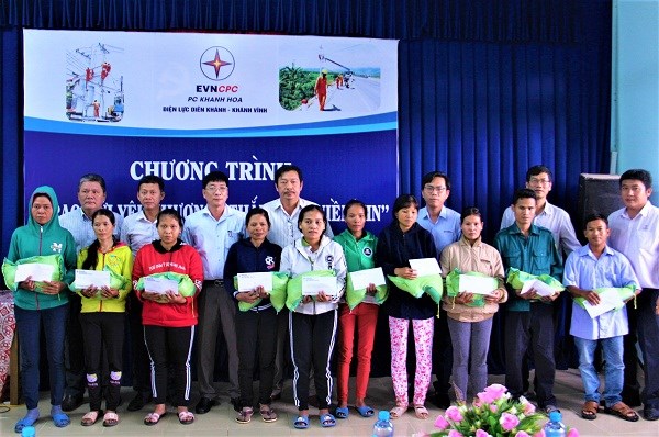 PC Khánh Hòa: Tặng 60 suất quà cho các hộ nghèo và học sinh nghèo học giỏi - ảnh 1