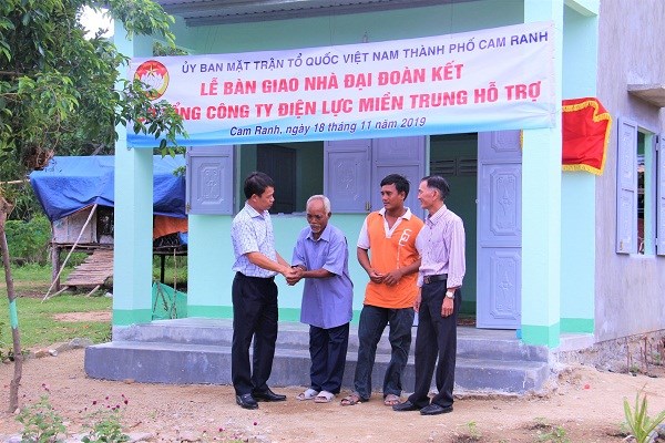 TCty Điện lực miền Trung và PC Khánh Hòa: Trao 7 căn nhà Tình nghĩa, nhà Đại đoàn kết - ảnh 1