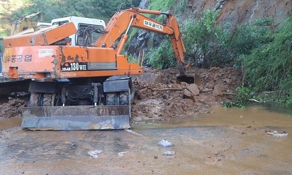 Lâm Đồng:  Sạt lở trên đèo Bảo Lộc, ùn tắc giao thông nhiều giờ - ảnh 3