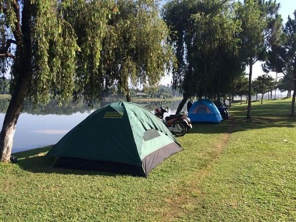 Đà Lạt: Khách sạn kín phòng, du khách phải ngủ bên bờ hồ Xuân Hương - ảnh 1