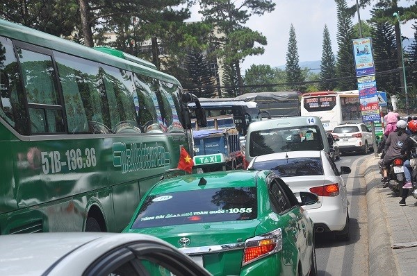 Đà Lạt: Khách sạn kín phòng, du khách phải ngủ bên bờ hồ Xuân Hương - ảnh 2