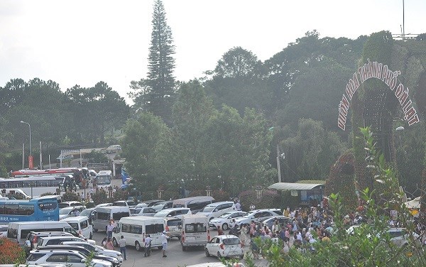 Đà Lạt: Khách sạn kín phòng, du khách phải ngủ bên bờ hồ Xuân Hương - ảnh 3