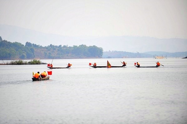 Về Gia Lai xem đua thuyền độc mộc - ảnh 1