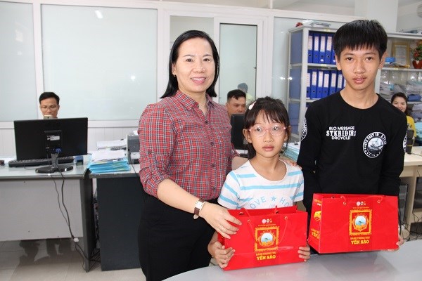 PC Khánh Hòa: Trao tặng hơn 186 triệu đồng cho gia đình người lao động bị tai nạn qua đời - ảnh 2