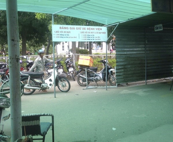 Chủ tịch UBND tỉnh Ninh Thuận chỉ đạo làm rõ và xử lý nghiêm việc thu giá giữ xe sai quy định - ảnh 1