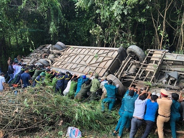 Kon Tum: Xe khách lao xuống vực, 5 người chết, 33 người bị thương - ảnh 1