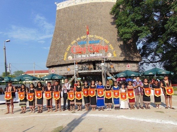 Kon Tum: Nỗ lực truyền giữ di sản cồng chiêng trong trường học - ảnh 1