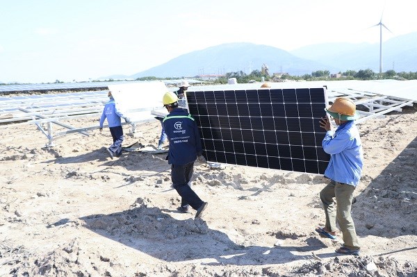 Phóng sự ảnh: Đón Tết trên công trường năng lượng tái tạo - ảnh 2
