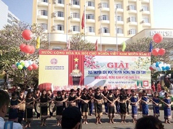 Kon Tum: Sôi nổi Giải đua thuyền độc mộc đầu Xuân - ảnh 5