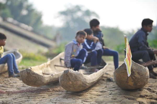 Kon Tum: Sôi nổi Giải đua thuyền độc mộc đầu Xuân - ảnh 2