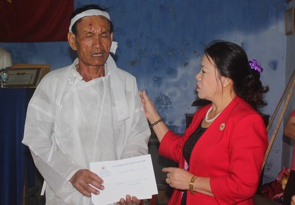 Khánh Hòa: Hỗ trợ gia đình có người bị chết, sập nhà do sạt lở núi - ảnh 1