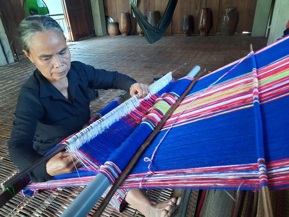 Để sắc màu thổ cẩm không bị “bay đi” - ảnh 2