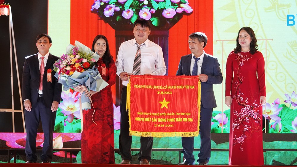 Hoài Ân (Bình Định): Đón nhận Cờ Thi đua của Chính phủ tặng - ảnh 1