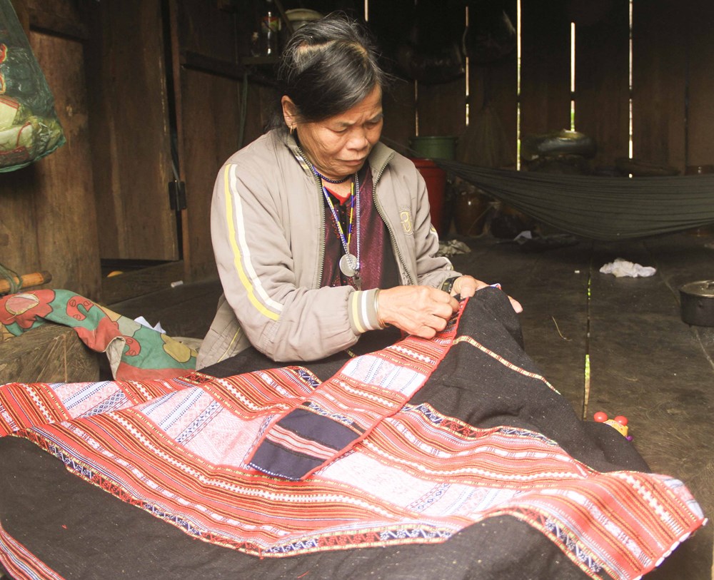 Nỗ lực bảo tồn, phát huy nét đẹp trang phục truyền thống H’rê, Bana - ảnh 1