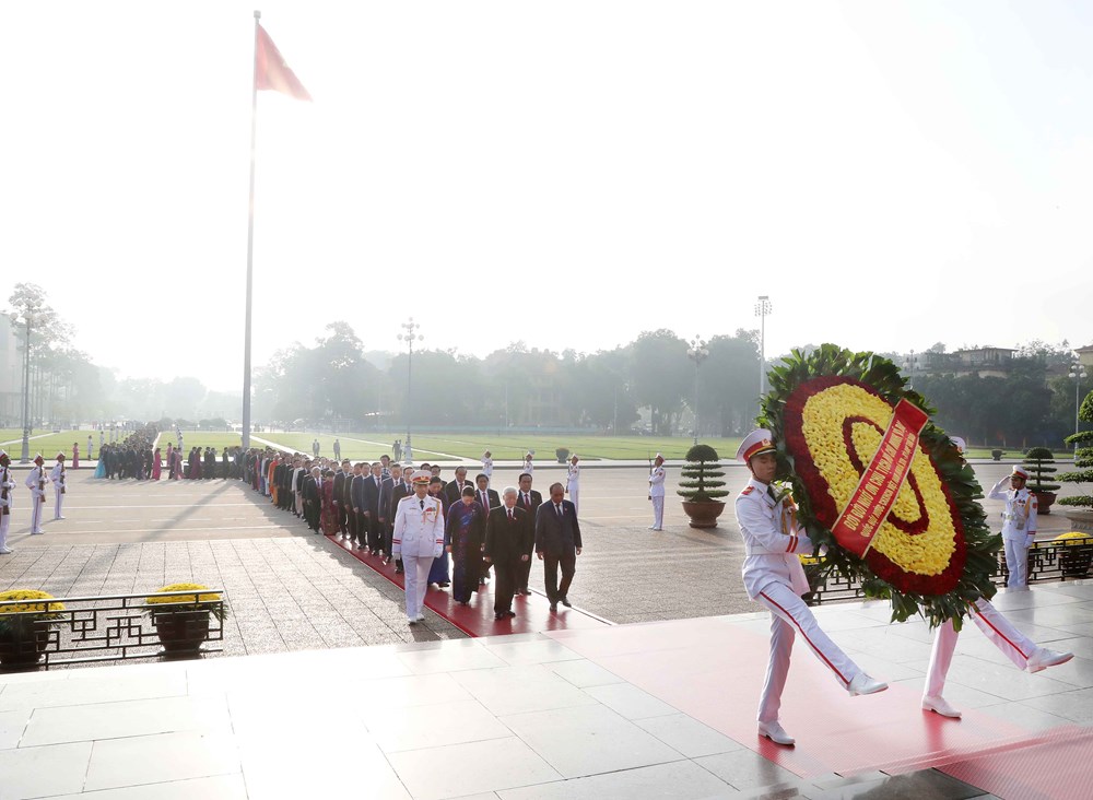 Đại biểu Quốc hội vào Lăng viếng Chủ tịch Hồ Chí Minh - ảnh 2