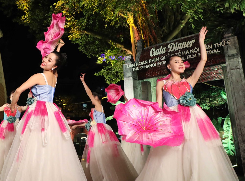Hà Nội chiêu đãi các nghệ sĩ điện ảnh bằng văn hóa truyền thống - ảnh 8