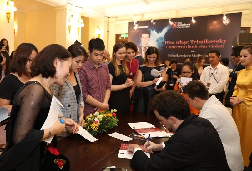 Nghệ sĩ violin giành giải Tchaikovsky 2011 Sergei Dogadin chinh phục người yêu nhạc thủ đô - ảnh 4