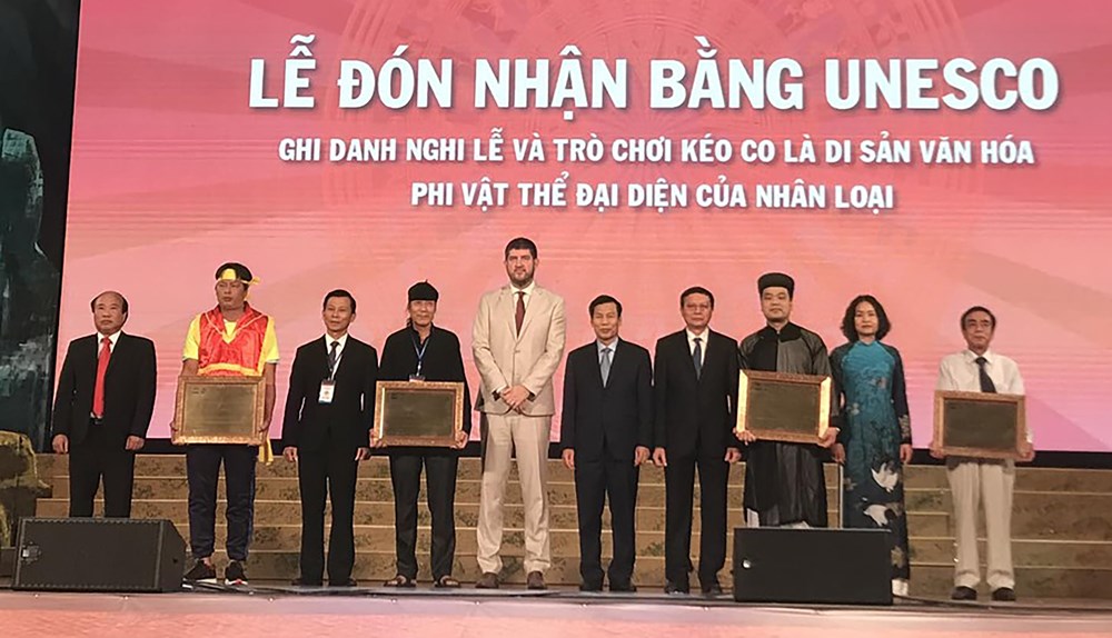 Đón nhận Bằng ghi danh nghi lễ và trò chơi kéo co là Di sản văn hóa phi vật thể đại diện của nhân loại - ảnh 2