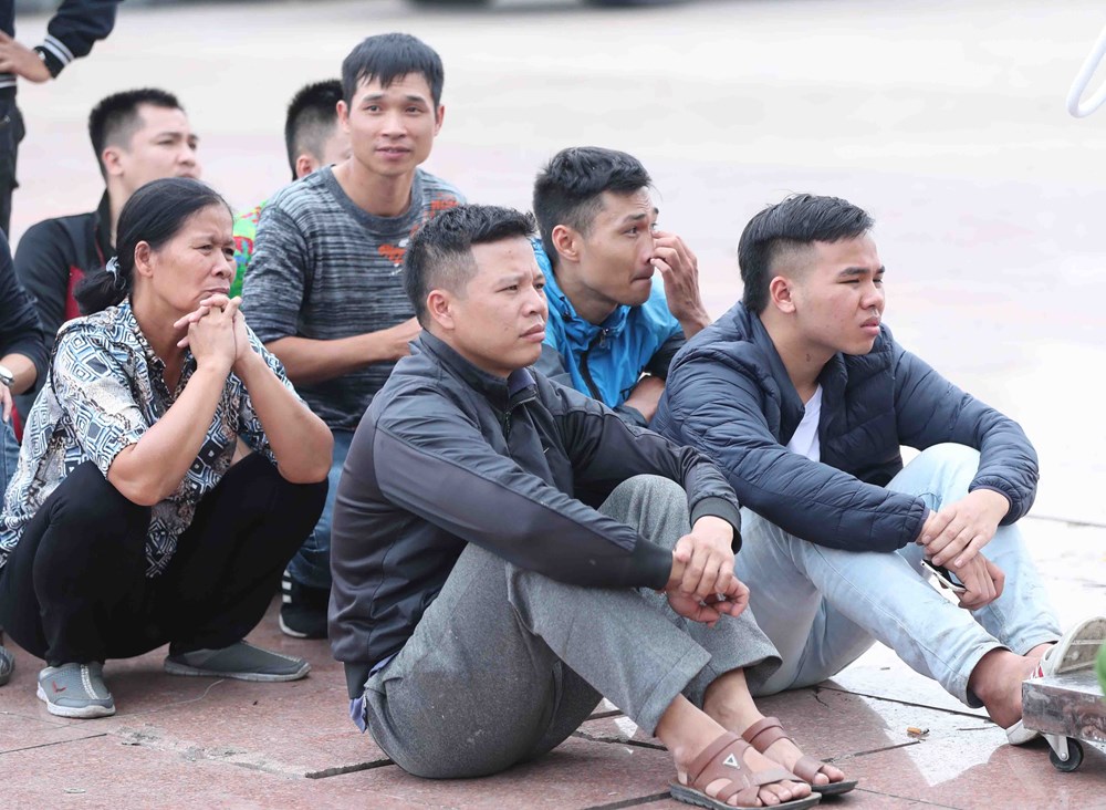 Đội mưa chen chúc mua vé trận Việt Nam-Malaysia - ảnh 3